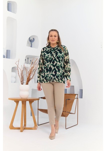 Yaka Fular Detaylı Büyük Beden Siyah Şifon Bluz – Zarafet ve Şıklığın Buluştuğu Özel Tasarım fırsatları