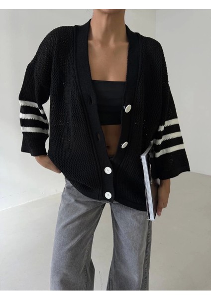 Büyük Düğmeli Salaş Triko Hırka Siyahbeyaz