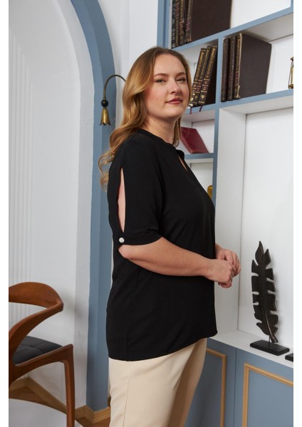 Kol Yırtmaç Detaylı Büyük Beden Siyah Bluz – Modern Dokunuşlarla Şıklığın Yeni Hali fiyatları