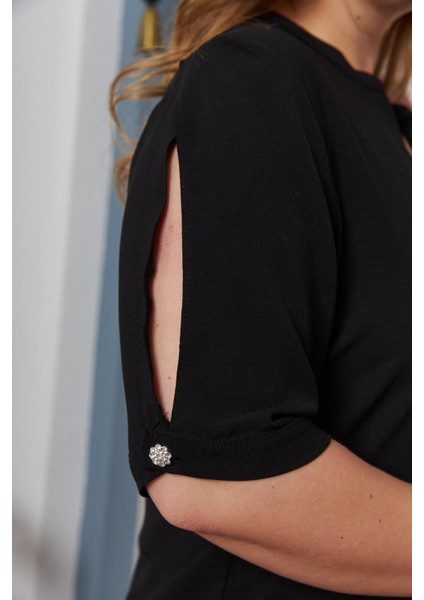 Kol Yırtmaç Detaylı Büyük Beden Siyah Bluz – Modern Dokunuşlarla Şıklığın Yeni Hali fırsatları