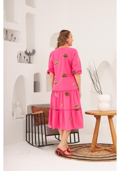 Zarif ve Rahat: Kadın Kol Lastik Detaylı Çiçek Nakışlı Büyük Beden Fuşya Keten Elbise indirimleri