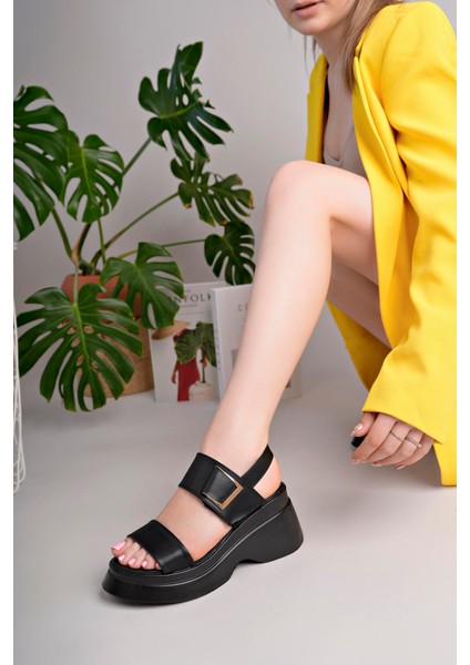 Kadın Kemerli Poli Yüksek Taban Sandalet-Siyah