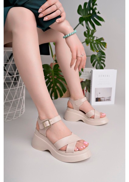 Kadın Çapraz Kemerli Poli Yüksek Taban Sandalet-Bej