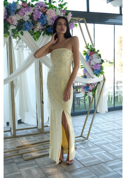 Sarı Kadın Straplez Taş Detaylı Yırtmaçlı Abiye Elbise 0801045.11 fırsatları