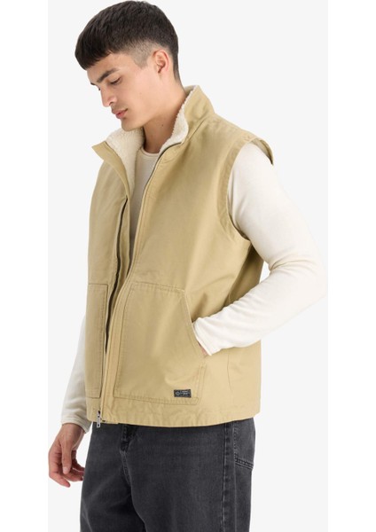 Regular Fit Dik Yaka İçi Pelüşlü Fermuarlı Cepli Yelek modelleri