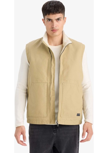Regular Fit Dik Yaka İçi Pelüşlü Fermuarlı Cepli Yelek fırsatları