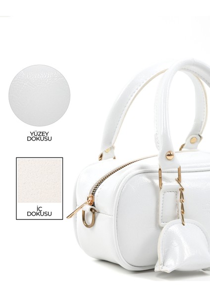 Kırışık Dokulu Beyaz SHK207 Suni Deri Charm Detaylı Fermuarlı ,askılı El, Kol ve Omuz Çantası indirimleri