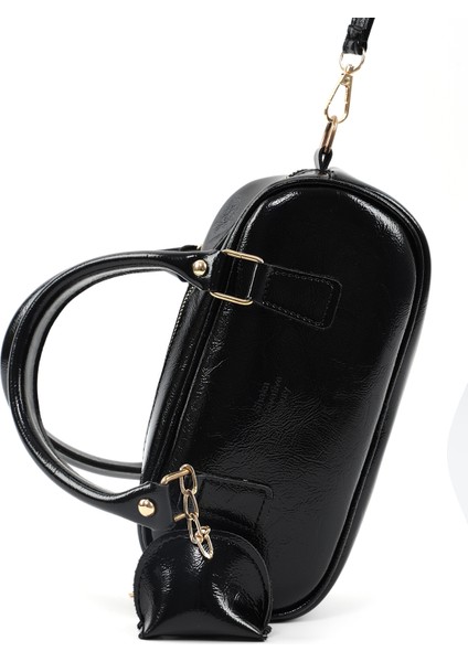 Kırışık Dokulu Siyah SHK207 Suni Deri Charm Detaylı Fermuarlı ,askılı El, Kol ve Omuz Çantası