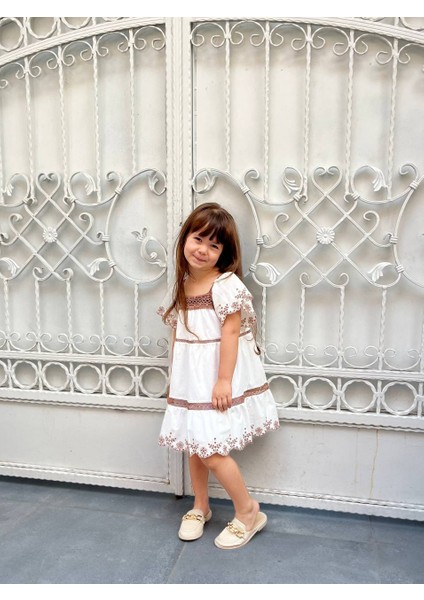 Kız Çocuk Nakış ve Dantel Detaylı Pamuklu Yazlık Beyaz Elbise