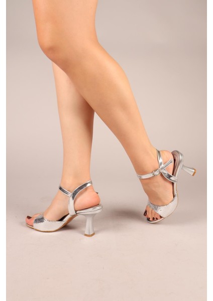 Lumıere Dokulu Tek Bant Topuklu Ayakkabı Gümüş fiyatları