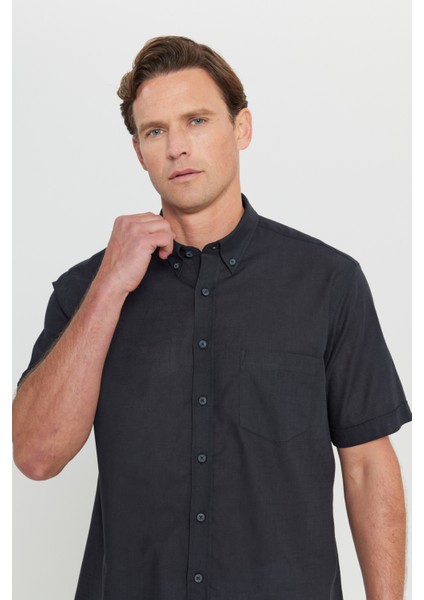 Erkek Siyah Comfort Fit Rahat Kesim Düğmeli Yaka Keten Görünümlü %100 Pamuk Kısa Kollu Gömlek fırsatları