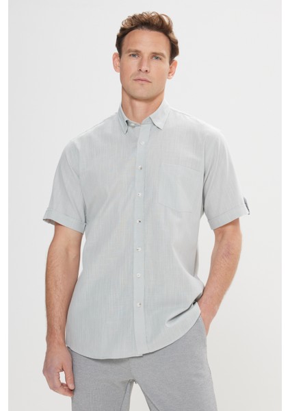 Erkek Gri Comfort Fit Rahat Kesim Düğmeli Yaka Keten Görünümlü %100 Pamuk Flamlı Kısa Kollu Gömlek