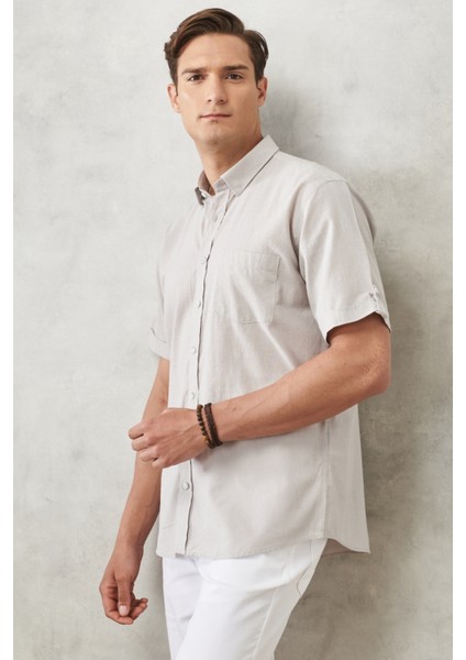 Erkek Gri Comfort Fit Rahat Kesim Düğmeli Yaka Keten Görünümlü %100 Pamuk Flamlı Kısa Kollu Gömlek