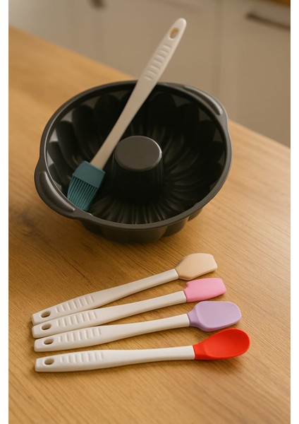 Yuvarlak Dilimli Kek Kalıbı ve 5li Plastik Saplı Mini Spatula Fırça Seti