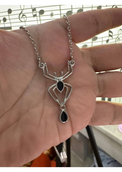 Bloody Spider Siyah Kolye – Gotik ve Cesur Tarzın Sembolü