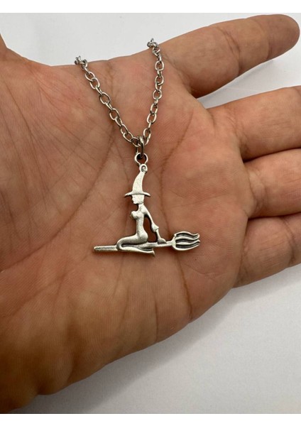 Büyüleyici Tatlı Cadı | Unisex Kolye – Metal Zincir