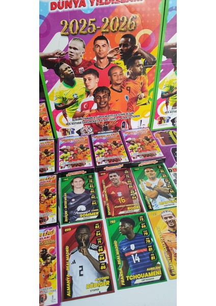 Süperler Ligi Dünya Yıldızları 2025-2026 60 Kart 60 Sticker 10 Kutu 2 Albüm + Sürpriz Hediye Oyun Kağıtları