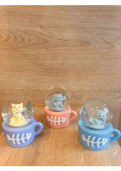 3’lü Set Işıklı Sevimli Kediler Tasarımlı Mini Kar Küresi – Dekoratif ve Koleksiyonluk Kar Küresi Seti 6x6 cm