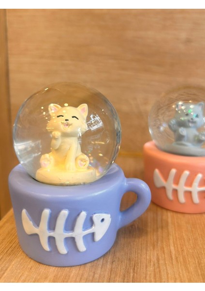 3’lü Set Işıklı Sevimli Kediler Tasarımlı Mini Kar Küresi – Dekoratif ve Koleksiyonluk Kar Küresi Seti 6x6 cm modelleri