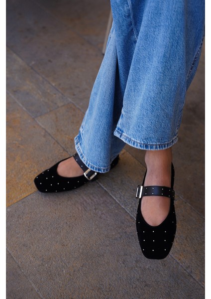 Kadın Küt Burun Tokalı Zımbalı Babet Velona Siyah Süet