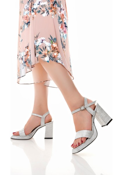 BA04585 Kadın Kare Burun 9 cm Platform Sandalet Gümüş Simli Tek Bantlı Ayakkabı - 40