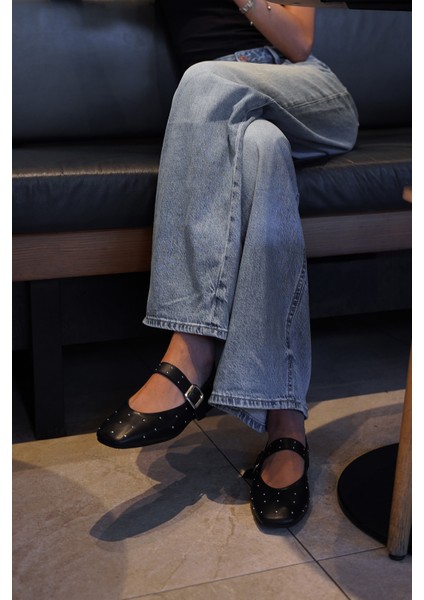 Kadın Küt Burun Tokalı Zımbalı Babet Velona