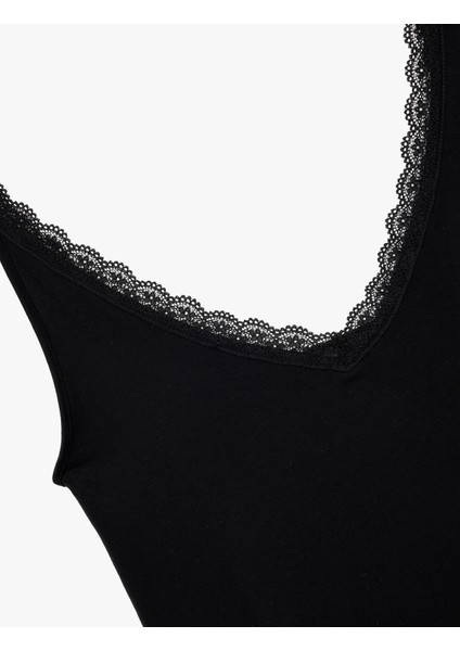 Dantel Detaylı Kalın Askılı V Yaka Pijama Üstü modelleri