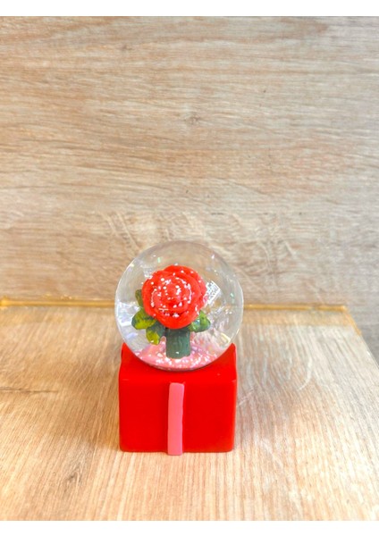 Işıklı Kırmızı Tek Gül Tasarımlı Mini Kar Küresi – Dekoratif Küçük Boy Kar Küresi 4x7 cm