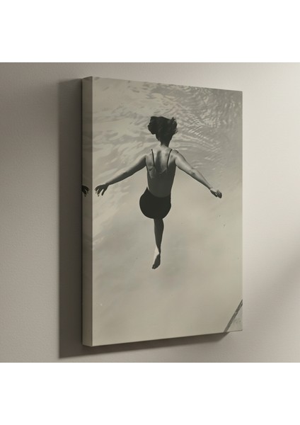 Havuzdan Atlayan Kadın Siyah Beyaz Fotoğraf Tablosu