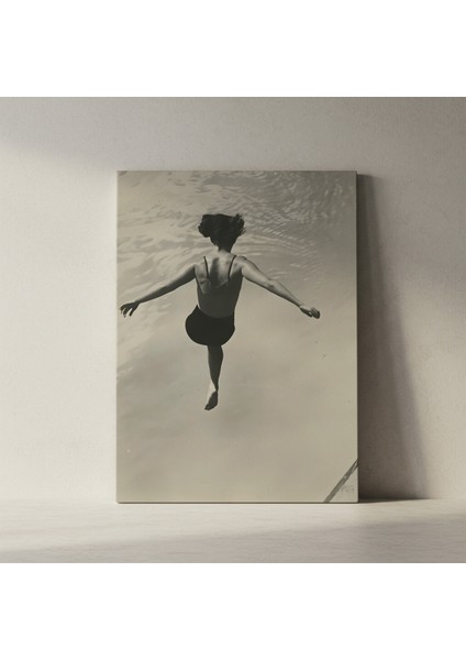 Havuzdan Atlayan Kadın Siyah Beyaz Fotoğraf Tablosu fiyatları