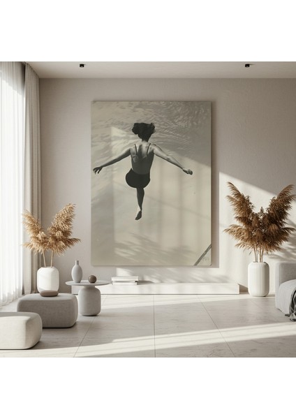 Havuzdan Atlayan Kadın Siyah Beyaz Fotoğraf Tablosu fırsatları