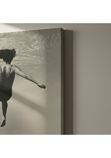 Havuzdan Atlayan Kadın Siyah Beyaz Fotoğraf Tablosu indirimleri