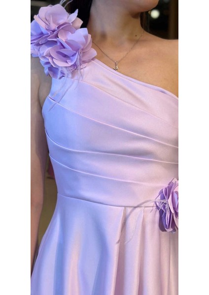 Lila Tek Omuzlu Çiçek Detaylı Kloş Etekli Saten Uzun Abiye Elbise 7659 fırsatları