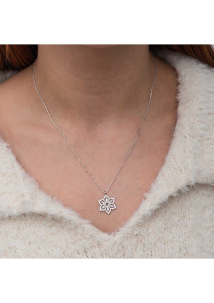 Gümüş Baget Taşlı Çiçek Kadın Kolye fırsatları