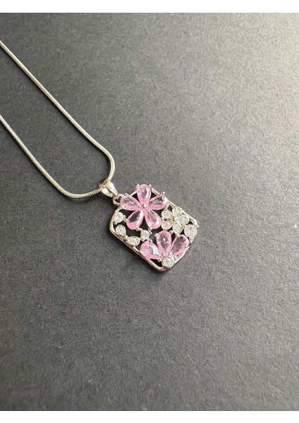 Çelik Çiçek Desenli Kolye