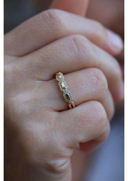 14 Ayar Altın Taş Çerçeveli Oval Geometrik Yüzük indirimleri