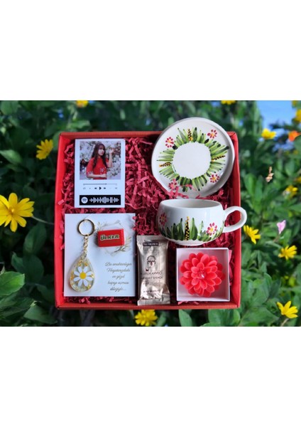 KIRMIZI PAPATYA FİNCAN TAKIMI KİŞİSELLEŞTİRİLEBİLİR PAPATYA ANAHTARLIKMUM ÇİKOLATALI HEDİYE SETİ fiyatları