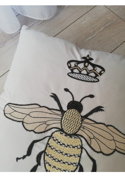 Queen Bee Detaylı Nakış Kırlent Kılıfı 2'li Set