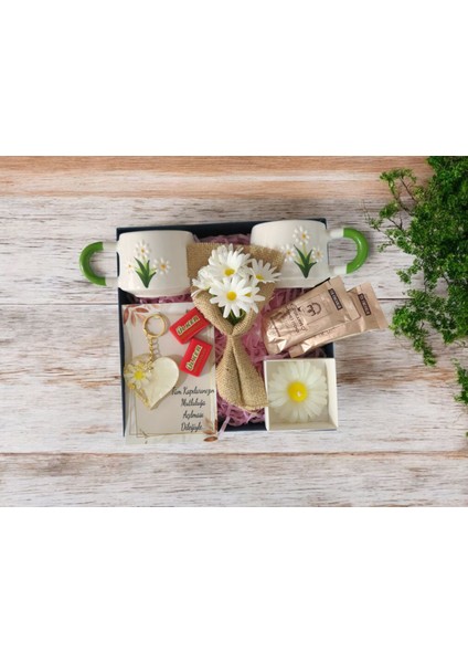 2Lİ PAPATYA BAHÇESİ EL YAPIMI KUPALI KALP ANAH. PAPATYA BUKET ÇİÇEKLİ MUMLU KAHVELİ HEDİYE SETİ