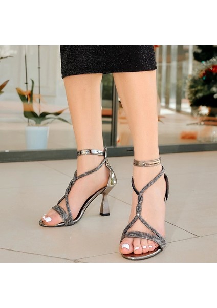 Yulia Platin Rugan Topuklu Ayakkabı fırsatları