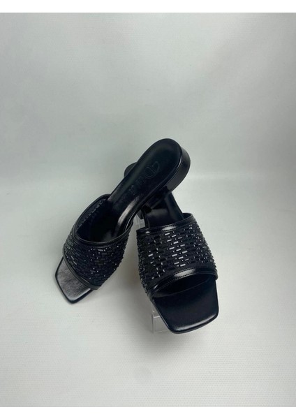 Ortu Siyah Cilt Işlemeli Terlik