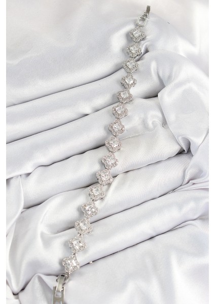 Pirinç Zirkon Taşlı Yonca Baget Model Gümüş Renk Vıp Seri Kadın Bileklik fiyatları