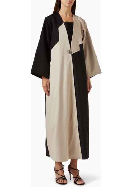 Rahat Kesim Renk Bloklu Abaya ve Koordineli Sheila ile Şık ve Pratik Stil
