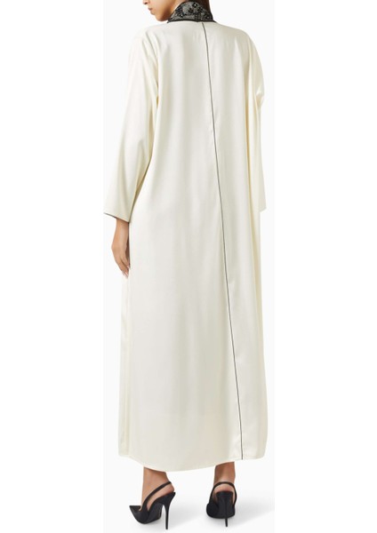 Şıklığı Yansıtan Kristal Aksesuarlarla Zenginleştirilmiş Kapüşonlu Abaya modelleri