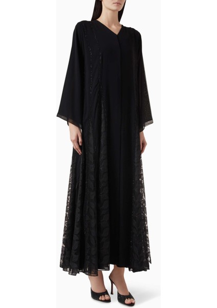 Şifon Dantel Işlemeli Abaya ile Şık ve Modern Bir Görünüm Yakalayın
