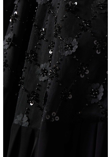 Çiçek Desenli Chiffon Abaya Zarif Siluetiyle Günlük Şıklık Sunuyor