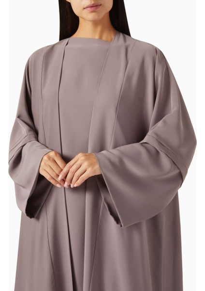 Şıklığın Zirvesinde Üç Parça Abaya Seti Konforlu Kumaş ve Modern Tasarım ile