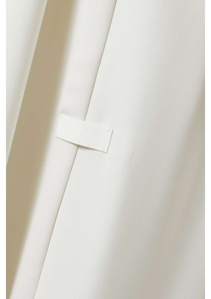 Şık Dikiş Detaylı Uzun Kollu Abaya Rahat Kesim ve Şila ile Modern Görünüm