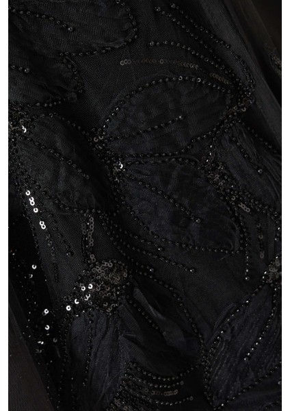 Şık Tül Abaya ile Ramazan'ı Zarafetle Kutlayın, Simli Detaylar ve Fırfırlı Dikişler ile Büyüleyin