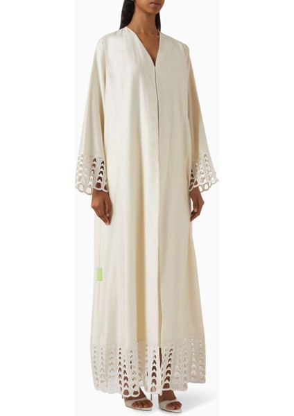 Lüks Tasarım ve Modern Dokunuşla Kesik Nakışlı Abaya Modası